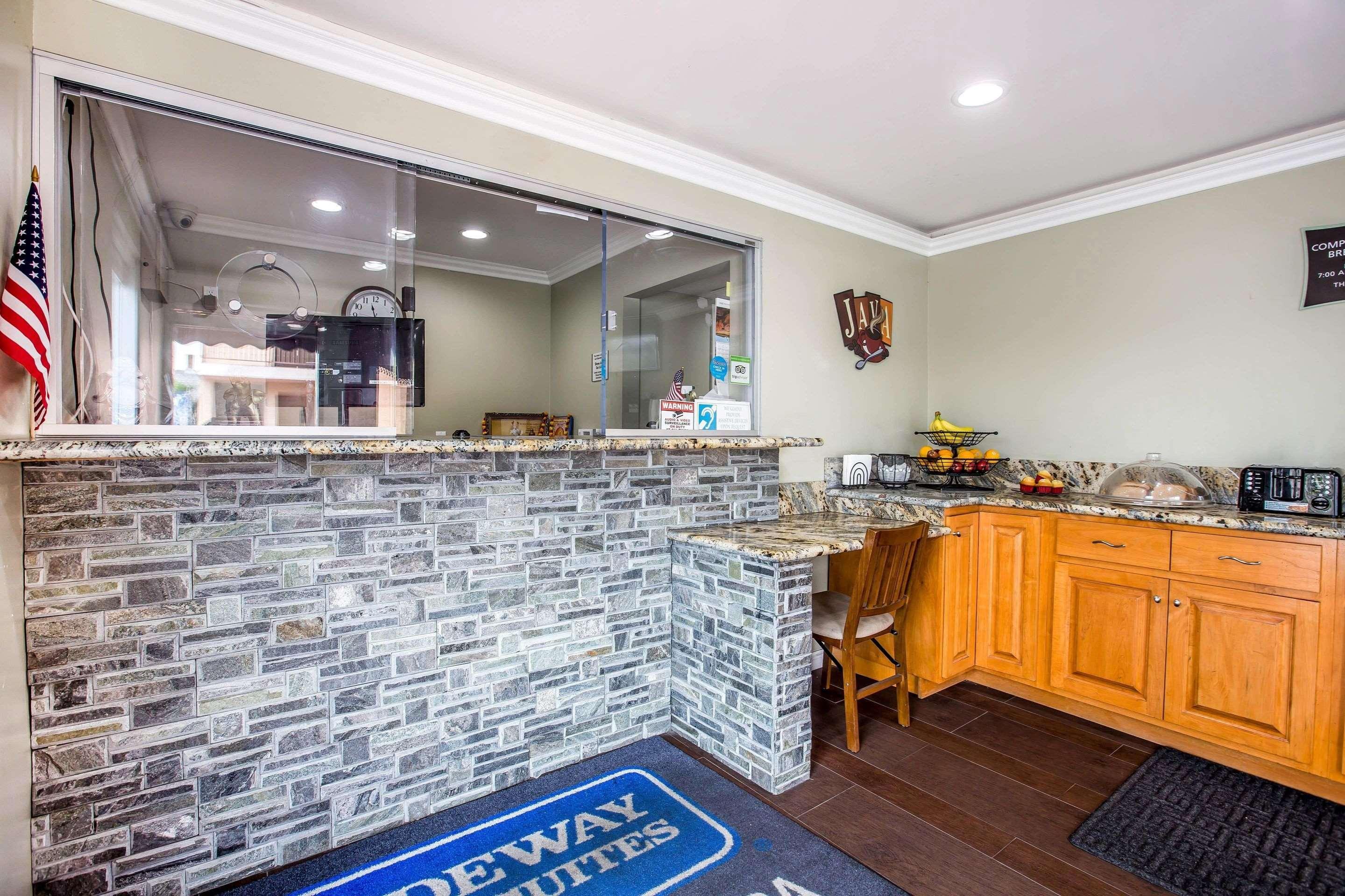 בלפלאוור Rodeway Inn & Suites מראה חיצוני תמונה