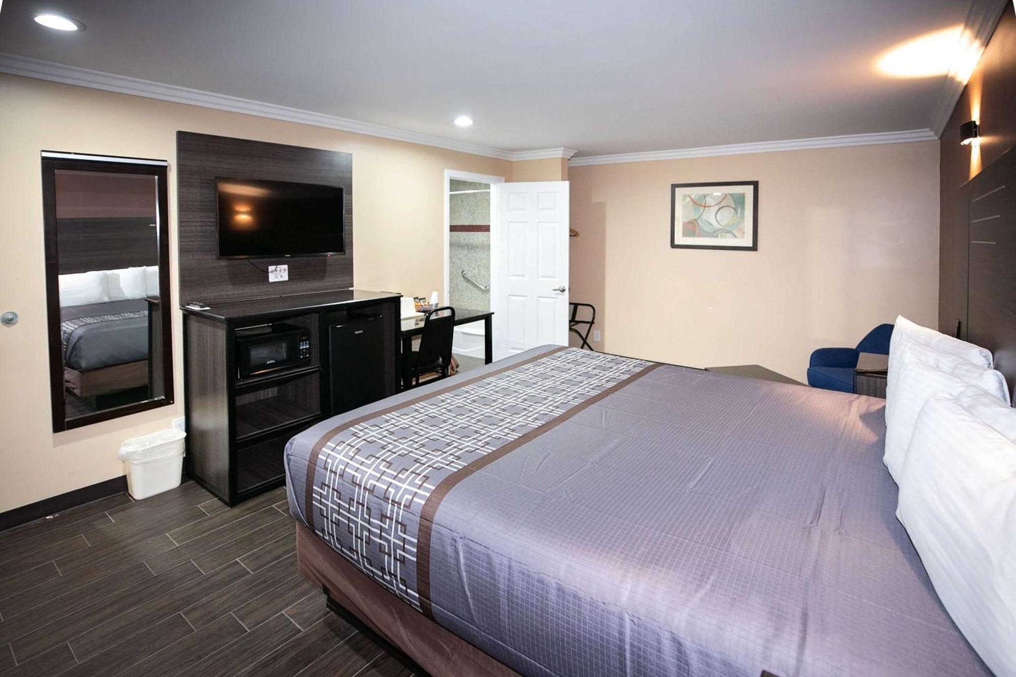 בלפלאוור Rodeway Inn & Suites מראה חיצוני תמונה