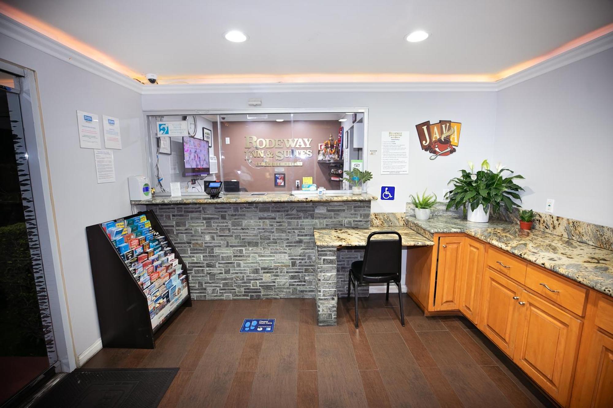 בלפלאוור Rodeway Inn & Suites מראה חיצוני תמונה