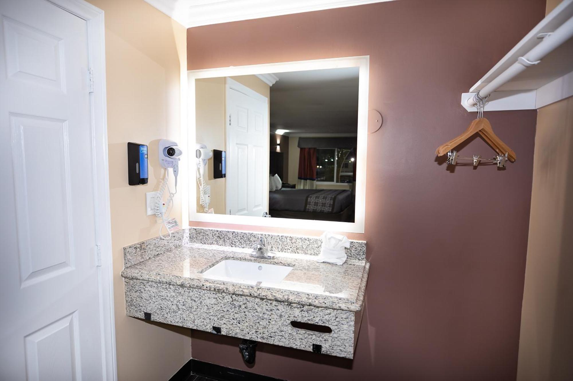 בלפלאוור Rodeway Inn & Suites מראה חיצוני תמונה